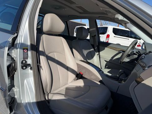 Used 2009 Mercedes-Benz E 350 Sedan image 23