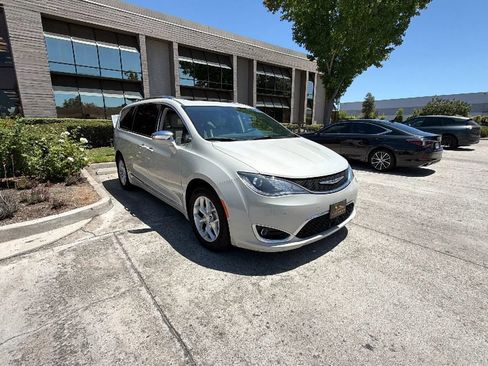 Used 2020 Chrysler Pacifica Limited w/ Advanced Safetytec Group FWD image 10