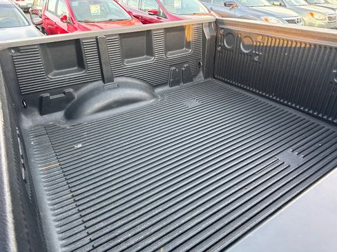 Used 2018 Nissan Titan SV w/ SV Convenience Package RWD image 13