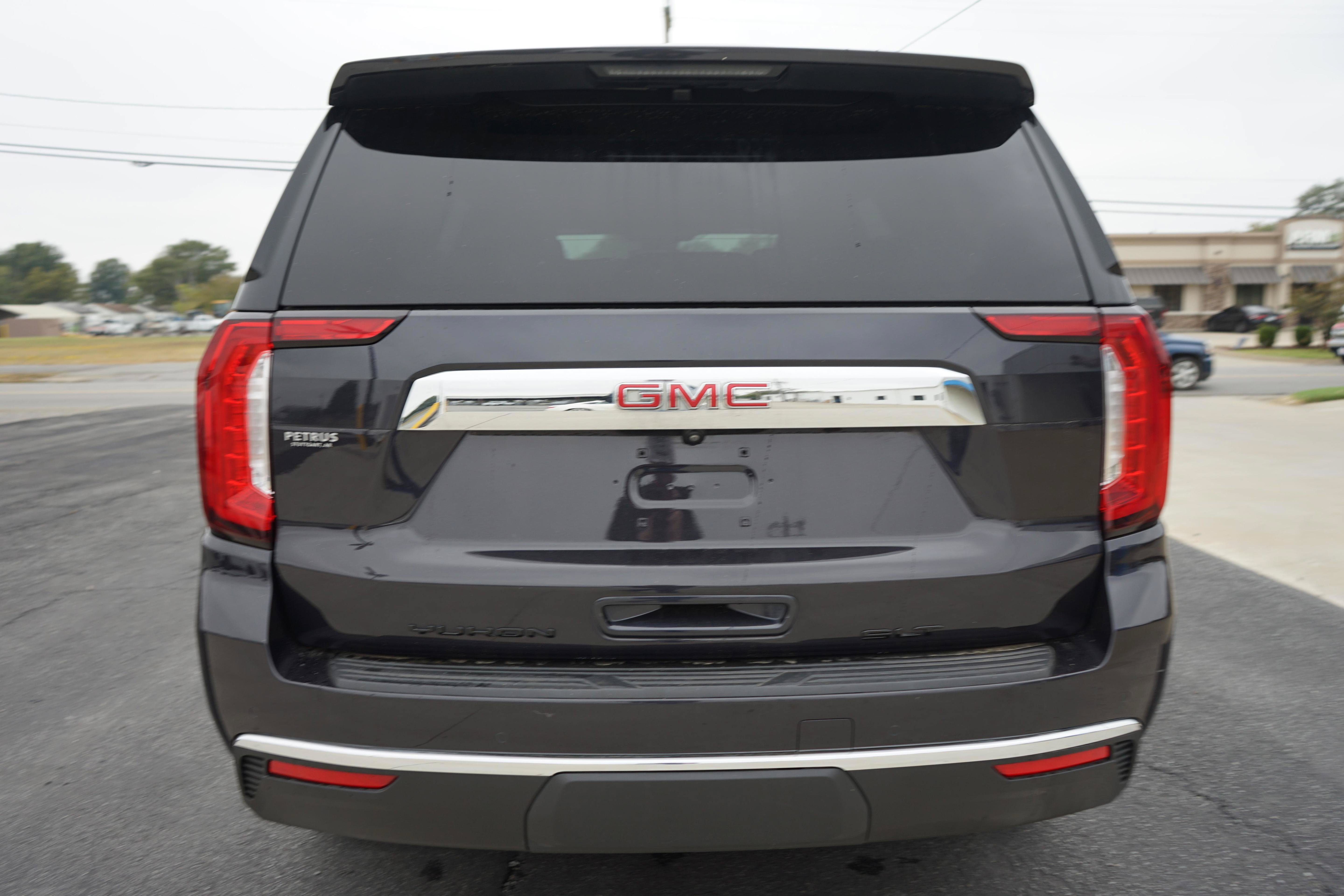 Used 2023 GMC Yukon SLT w/ SLT Premium Package AWD/4WD image 4