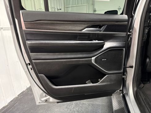Used 2024 Jeep Wagoneer L Series II w/ Flexible Seating Group AWD/4WD image 19