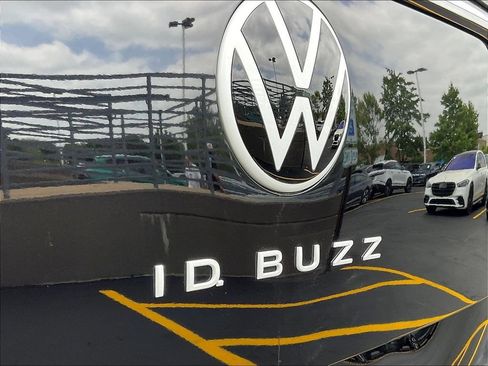 Used 2025 Volkswagen ID. Buzz Pro S RWD image 24