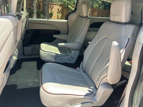 Used 2017 Chrysler Pacifica Limited FWD image 20