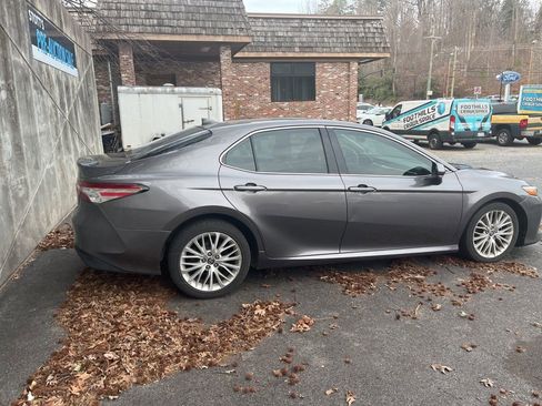 Used 2018 Toyota Camry XLE w/ Audio Package image 4