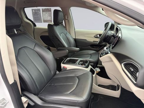 Certified 2024 Chrysler Pacifica Touring-L image 20