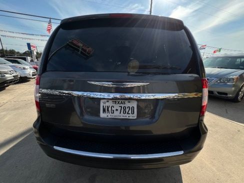 Used 2016 Chrysler Town & Country Touring w/ Driver Convenience Group image 18