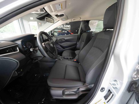 Used 2025 Toyota Corolla LE FWD image 9