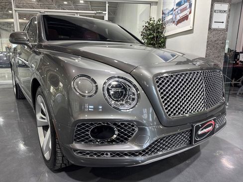 Used 2017 Bentley Bentayga image 32