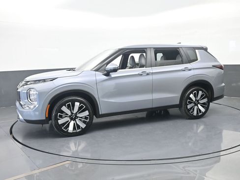 Used 2025 Mitsubishi Outlander SE FWD image 2