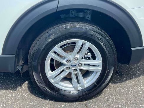 Used 2023 Ford Explorer XLT AWD/4WD image 9