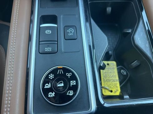 Used 2025 Nissan Pathfinder Platinum image 28