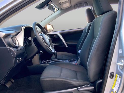 Used 2018 Toyota RAV4 LE FWD image 8
