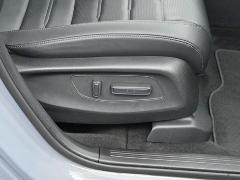 Used 2025 Chrysler Pacifica Select FWD image 30