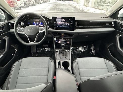 Certified 2025 Volkswagen Jetta SE image 28