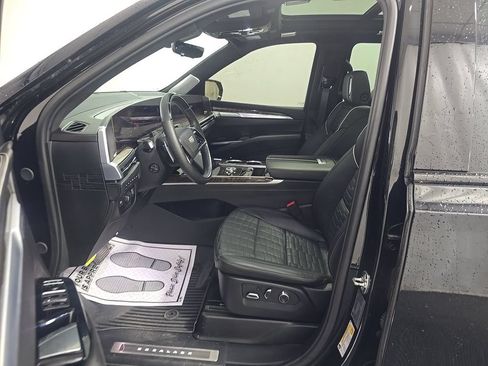 Used 2025 Cadillac Escalade ESV Sport Platinum AWD/4WD image 3