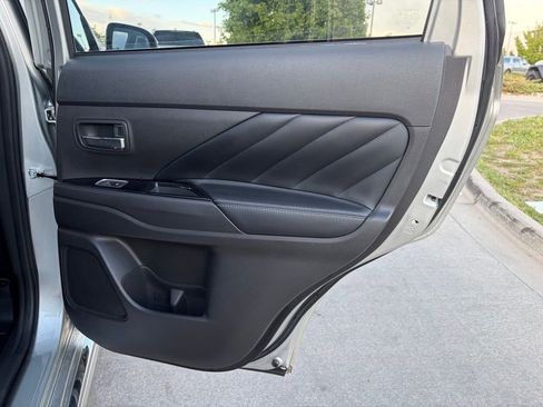 Used 2021 Mitsubishi Outlander 4WD Plug-In Hybrid image 17