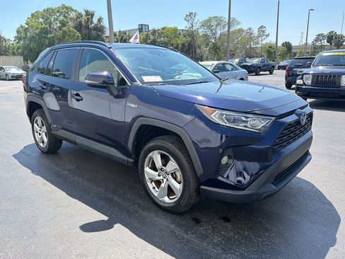 Used 2021 Toyota RAV4 XLE Premium image 7