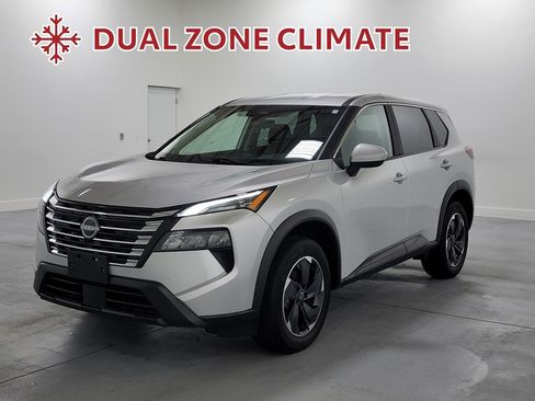 Used 2024 Nissan Rogue SV image 4