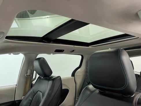 Used 2019 Chrysler Pacifica Limited FWD image 12