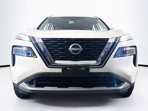 Used 2022 Nissan Rogue SV w/ SV Premium Package image 2