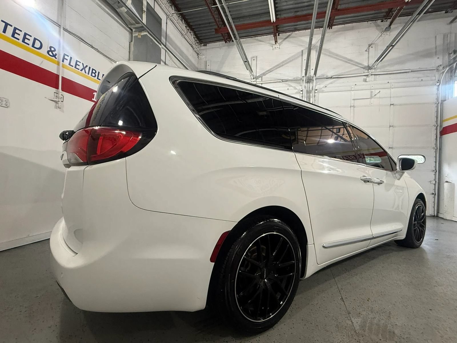 Used 2018 Chrysler Pacifica Touring-L FWD image 7
