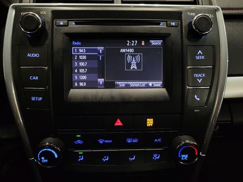 Used 2017 Toyota Camry SE w/ Moonroof Package FWD image 25
