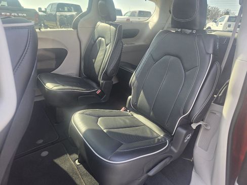 Used 2024 Chrysler Pacifica Limited w/ Uconnect Theater Family Group image 40