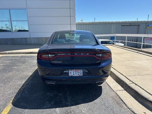 Used 2015 Dodge Charger SE RWD image 4