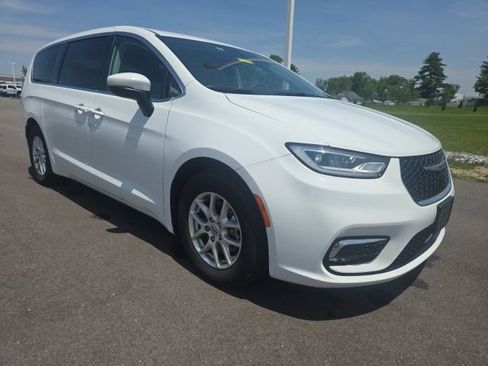 Used 2023 Chrysler Pacifica Touring-L FWD image 1
