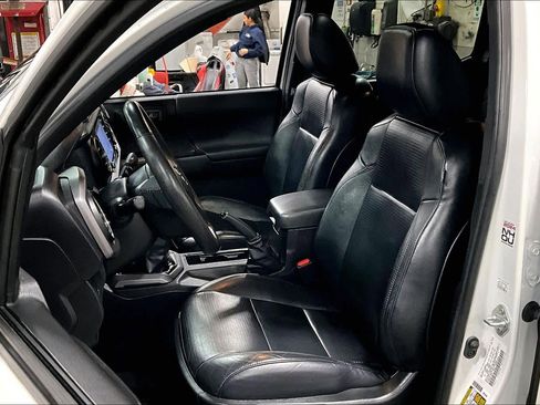 Used 2023 Toyota Tacoma TRD Off-Road image 8