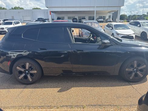 Used 2023 BMW iX xDrive50 w/ Premium Package AWD/4WD image 4