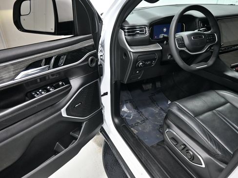 Used 2022 Jeep Wagoneer Series III AWD/4WD image 4