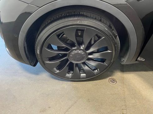 Used 2022 Tesla Model Y Long Range AWD/4WD image 29