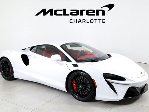 Used 2025 McLaren Artura RWD image 2