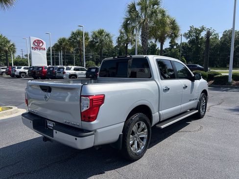 Used 2018 Nissan Titan SV w/ SV Convenience Package AWD/4WD image 10