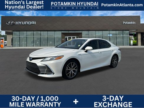 Used 2021 Toyota Camry XLE w/ Navigation Upgrade Package FWD image 1