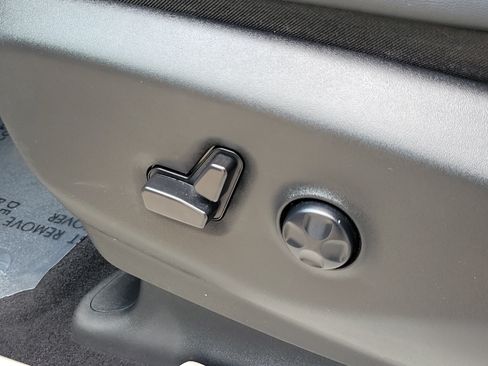 Used 2024 Chrysler Pacifica Touring-L FWD image 9