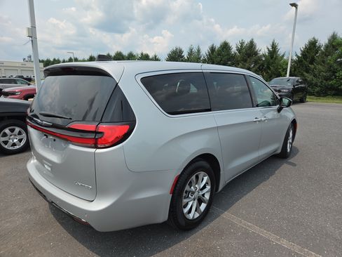 Used 2026 Chrysler Pacifica Limited FWD image 16