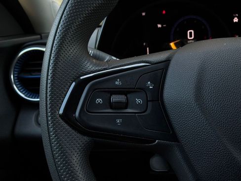 Used 2025 Chevrolet Trax LT FWD image 32