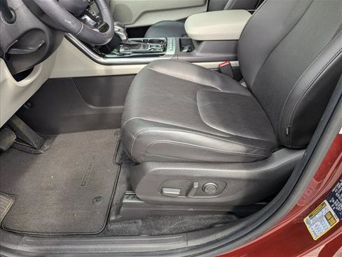 Used 2024 Kia Carnival EX image 19