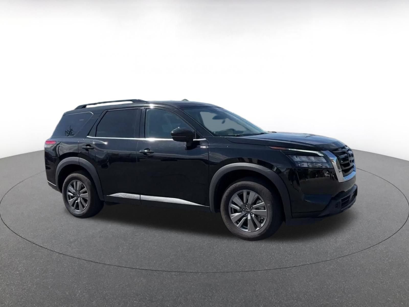 Used 2025 Nissan Pathfinder SV FWD image 2