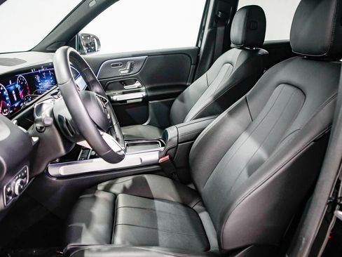 Used 2025 Mercedes-Benz GLB 250 4MATIC image 17