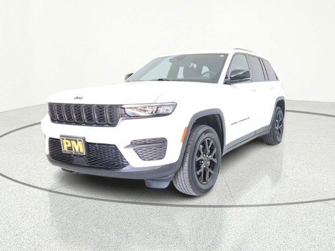 Used 2024 Jeep Grand Cherokee Altitude AWD/4WD image 3