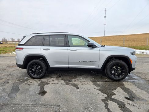 New 2025 Jeep Grand Cherokee Altitude image 2
