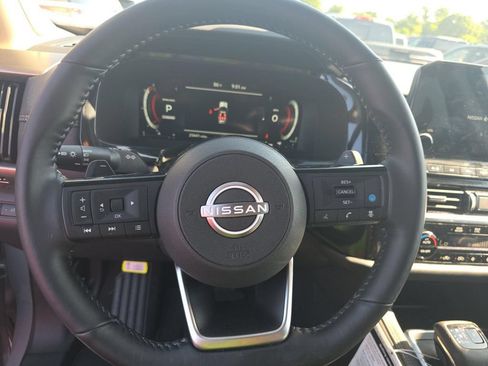 Used 2025 Nissan Pathfinder Platinum FWD image 14