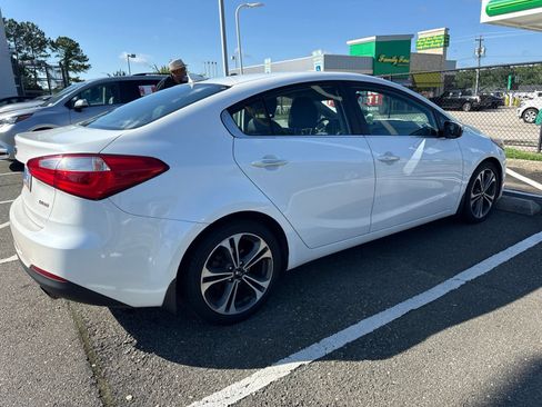 Used 2015 Kia Forte EX w/ Premium Package FWD image 4