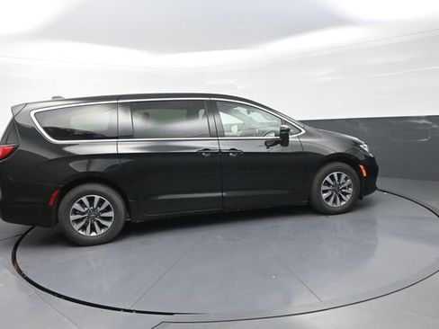 Used 2024 Chrysler Pacifica Limited FWD image 12