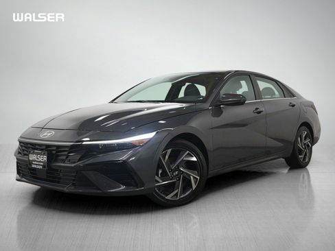 Used 2025 Hyundai Elantra SEL image 1