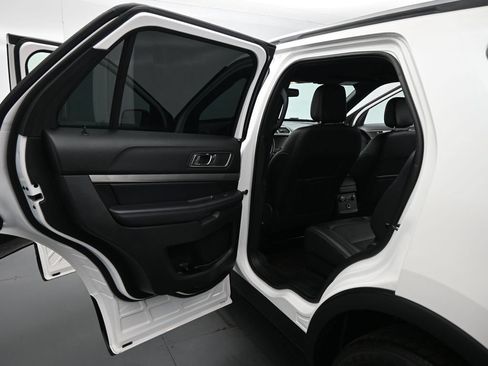 Used 2018 Ford Explorer XLT w/ Equipment Group 202A FWD image 17