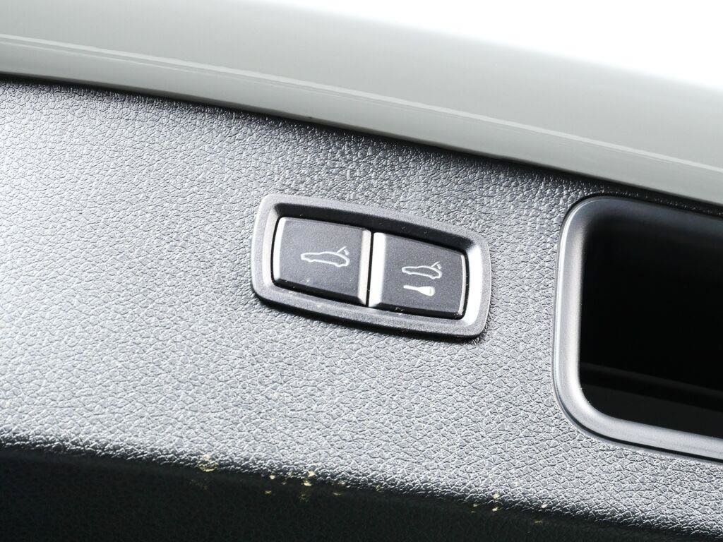 Certified 2026 Porsche Macan AWD/4WD image 30